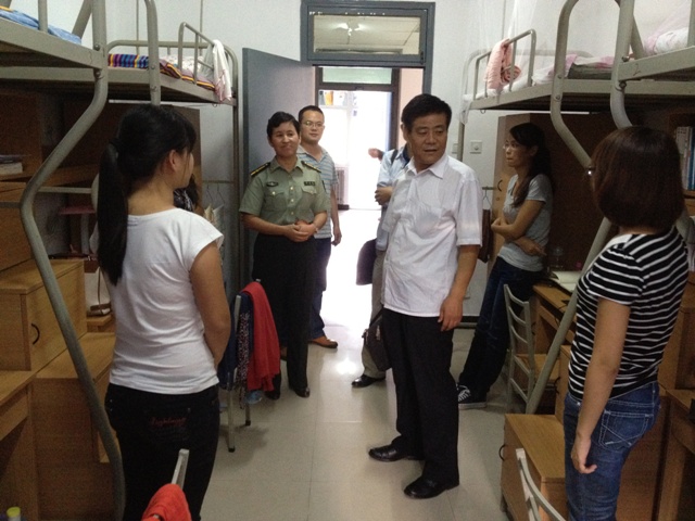管理学院领导进宿舍看望2012级研究生新生-视