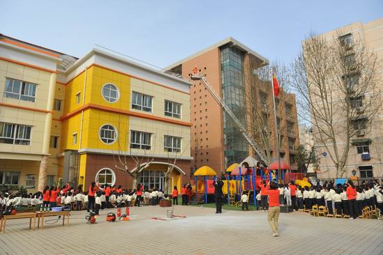 西工大幼儿园举行消防演习-视窗-西北工业大学