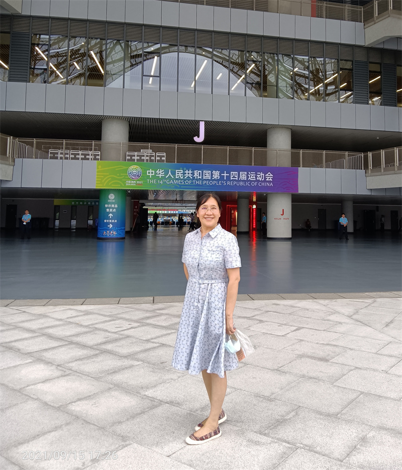 我校教职工积极观看十四运会，为体育健儿加油！