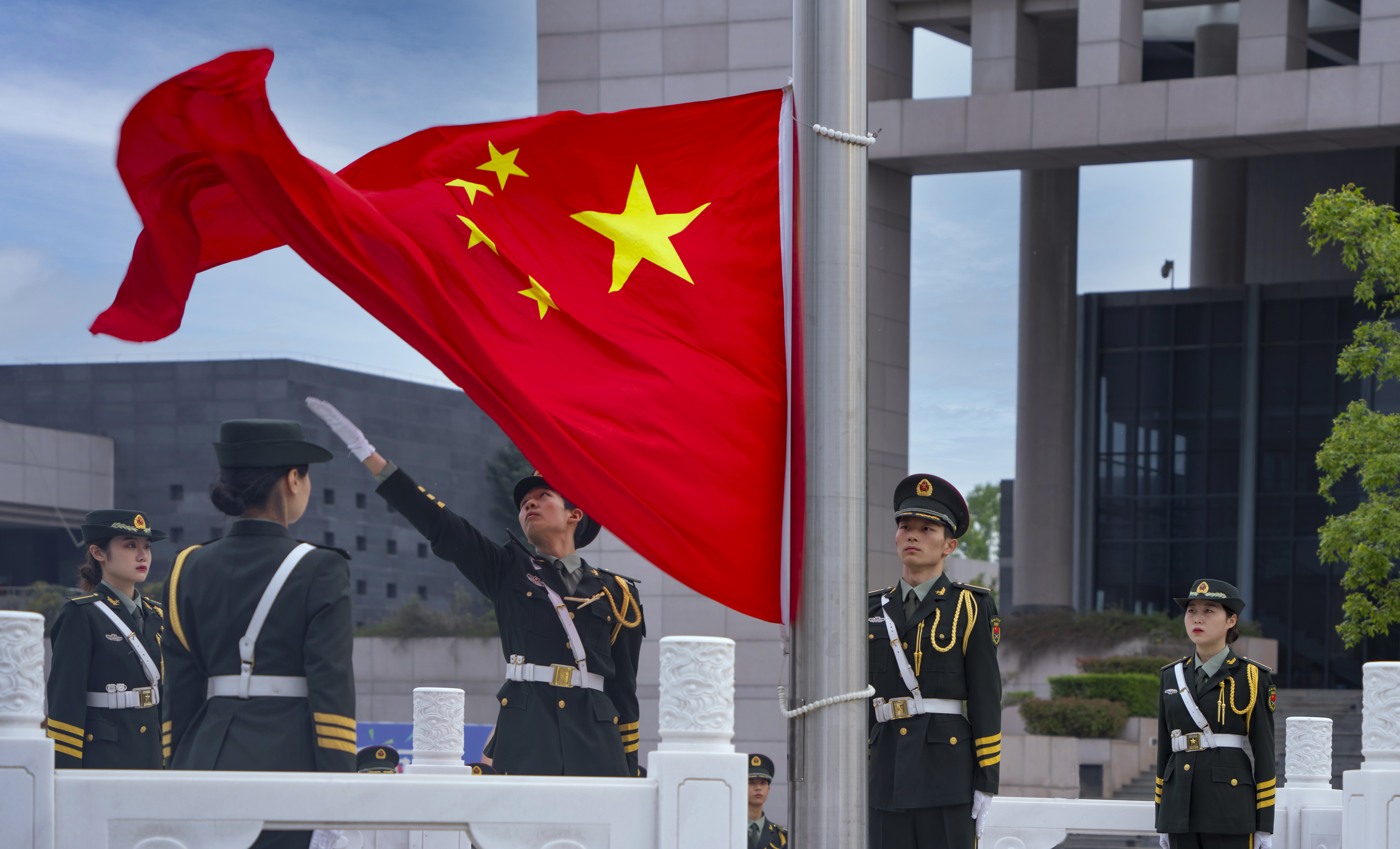 24日清晨在长安校区翱翔学生中心,友谊校区新图书馆广场举行升旗仪式