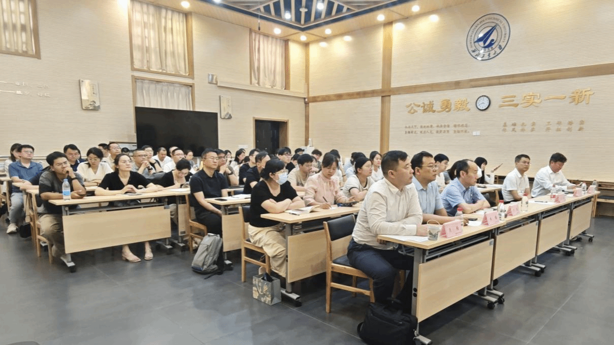 报告现场.png