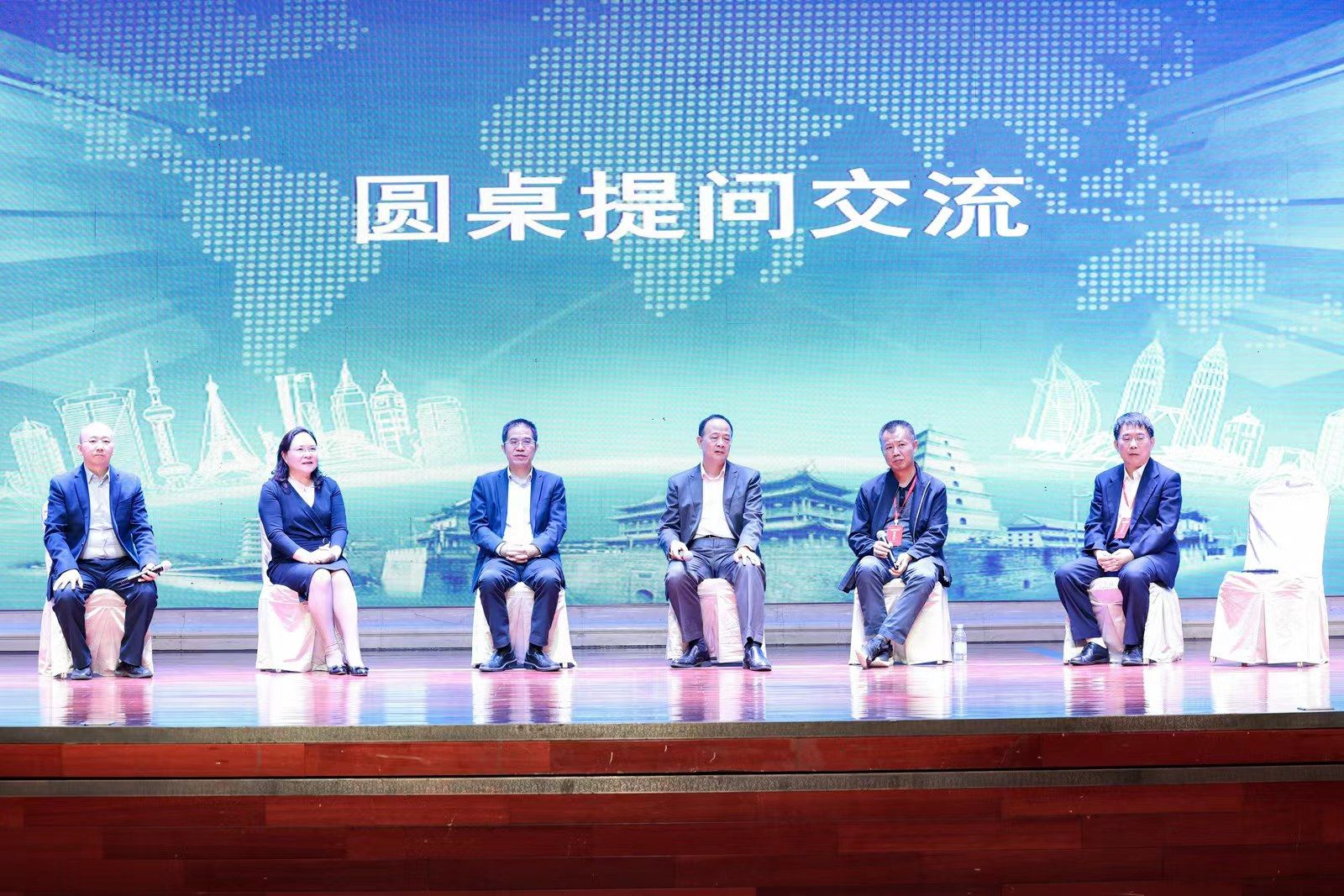 9-圆桌交流提问.jpg 9-圆桌交流提问.jpg