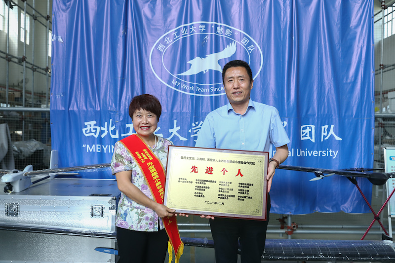 崔亦国向周洲老师颁发获奖奖牌.jpg