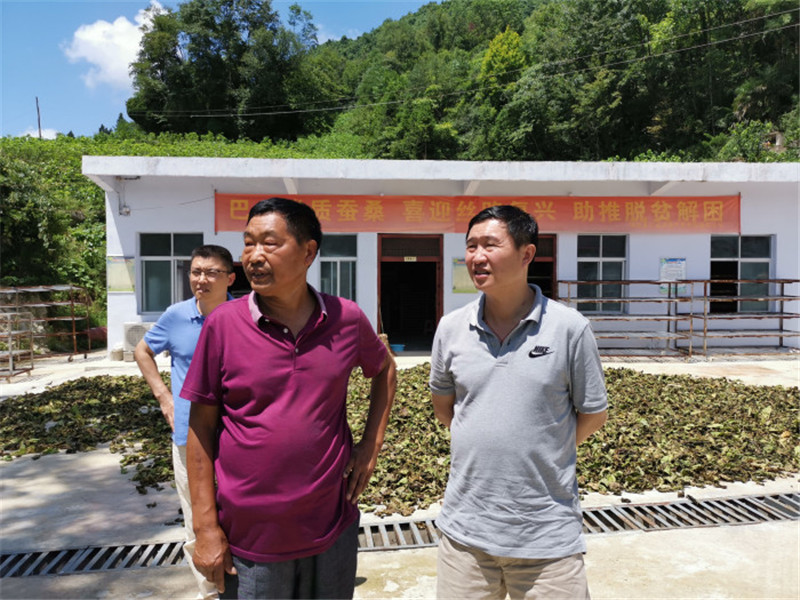 学校组织部到宝山村调研扶贫工作并看望慰问驻村干部  
