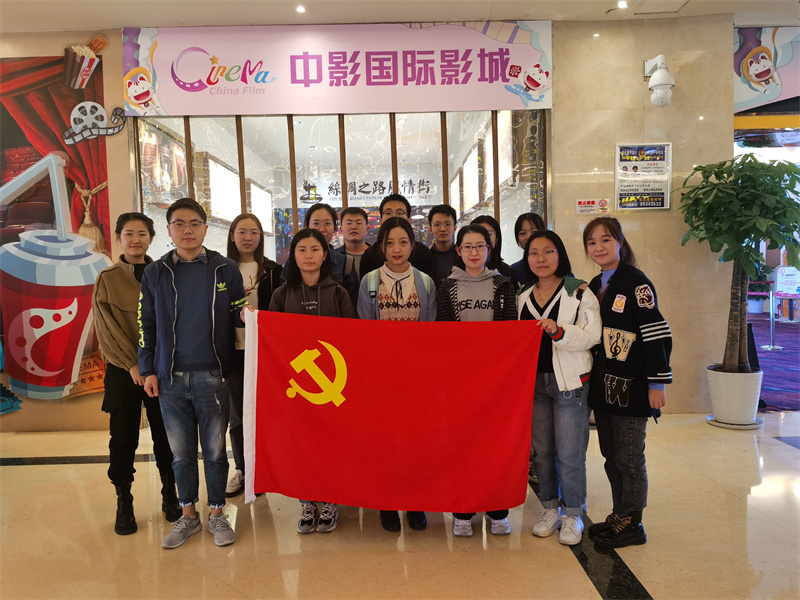 图2 观看爱国主义主题影片.jpg