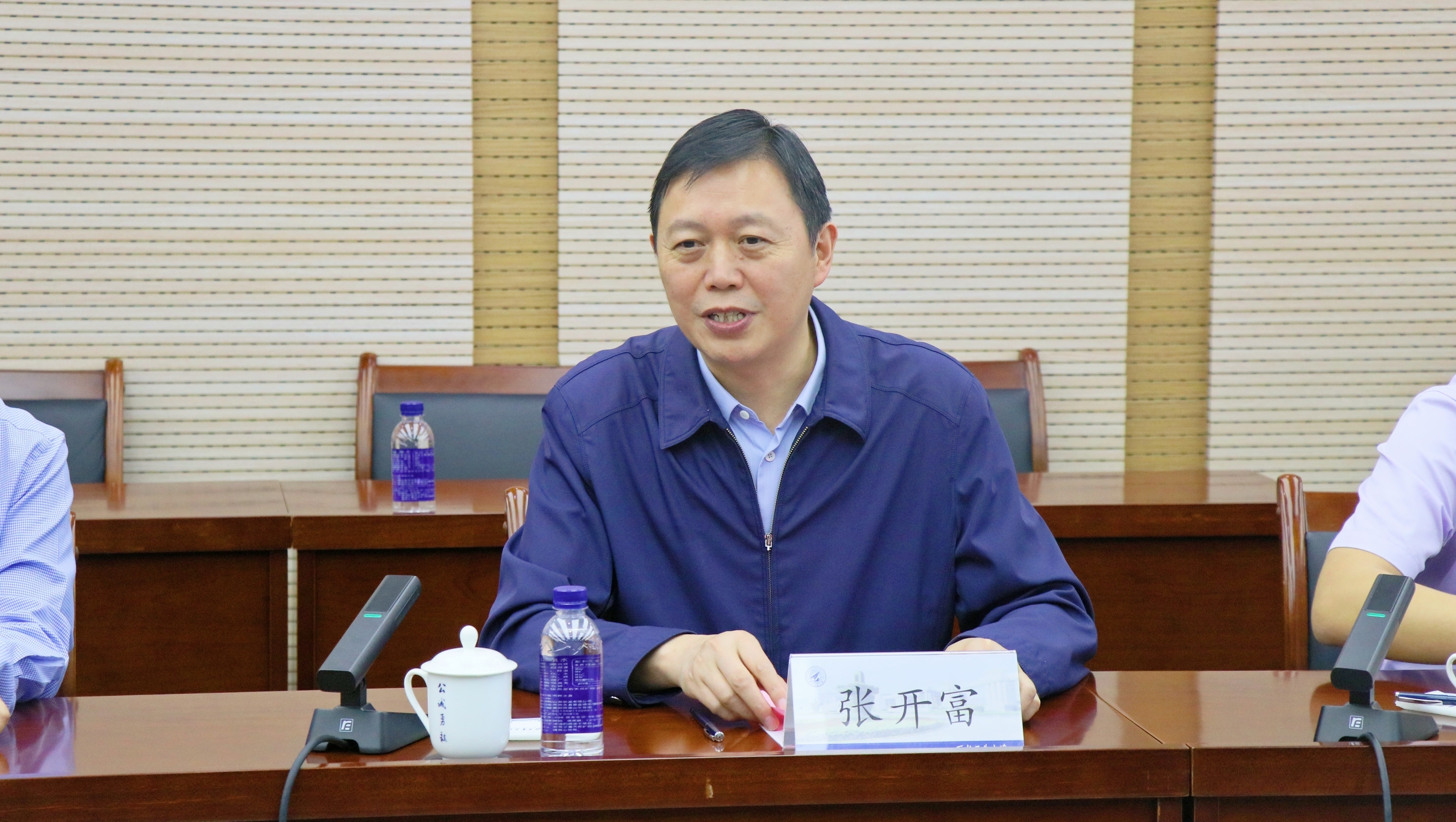 张校长2.jpg 张校长2.jpg