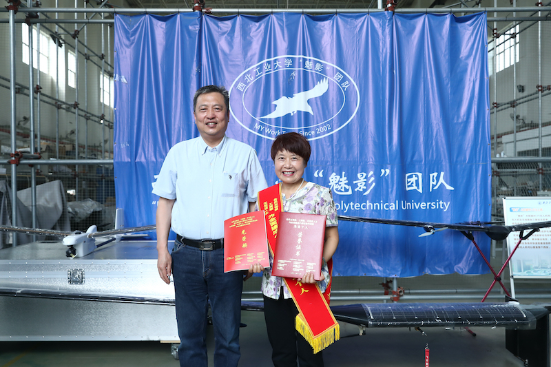 侯成义为周洲老师颁发获奖证书.jpg