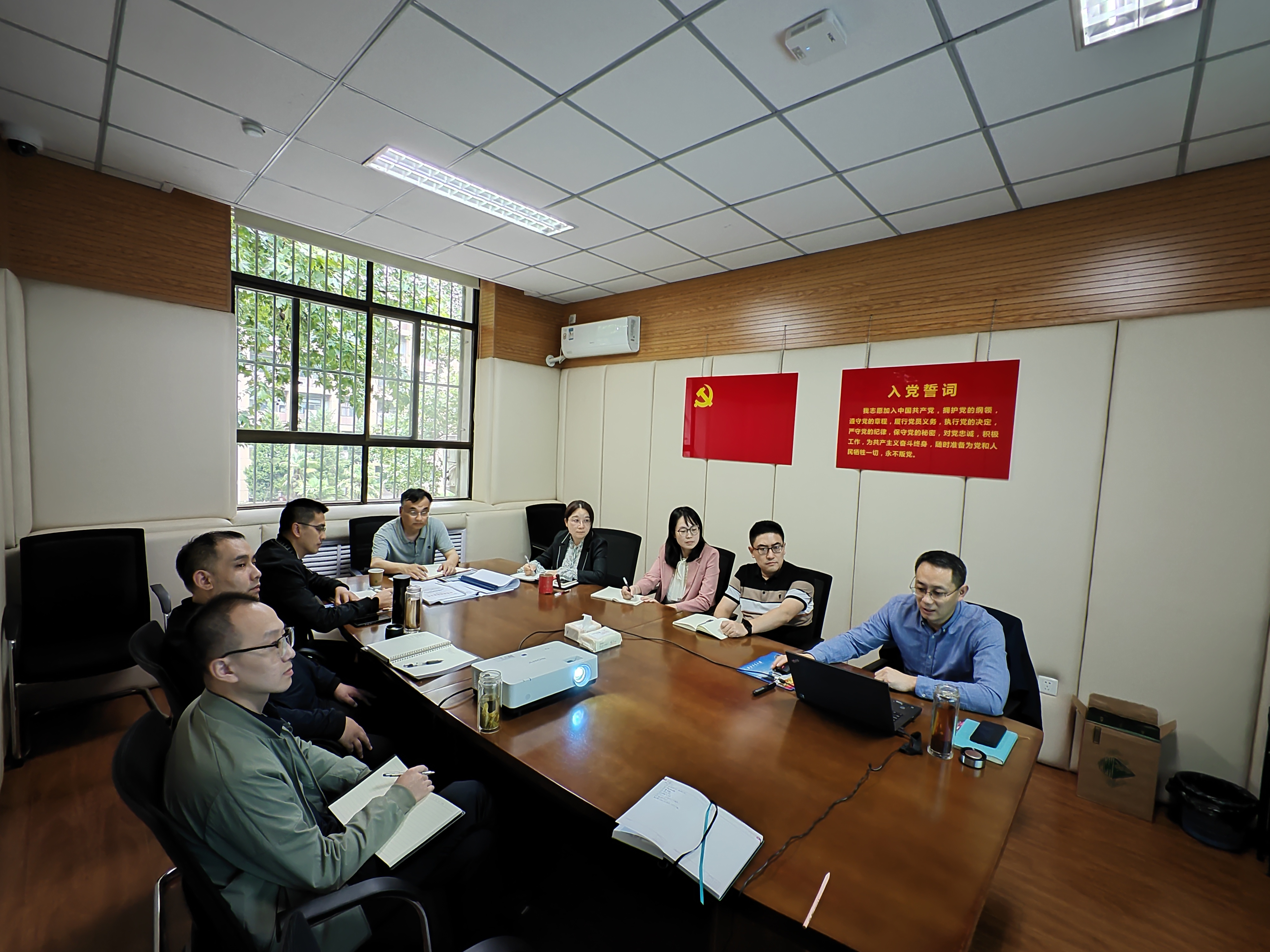吕卫东书记听取工作汇报.jpg