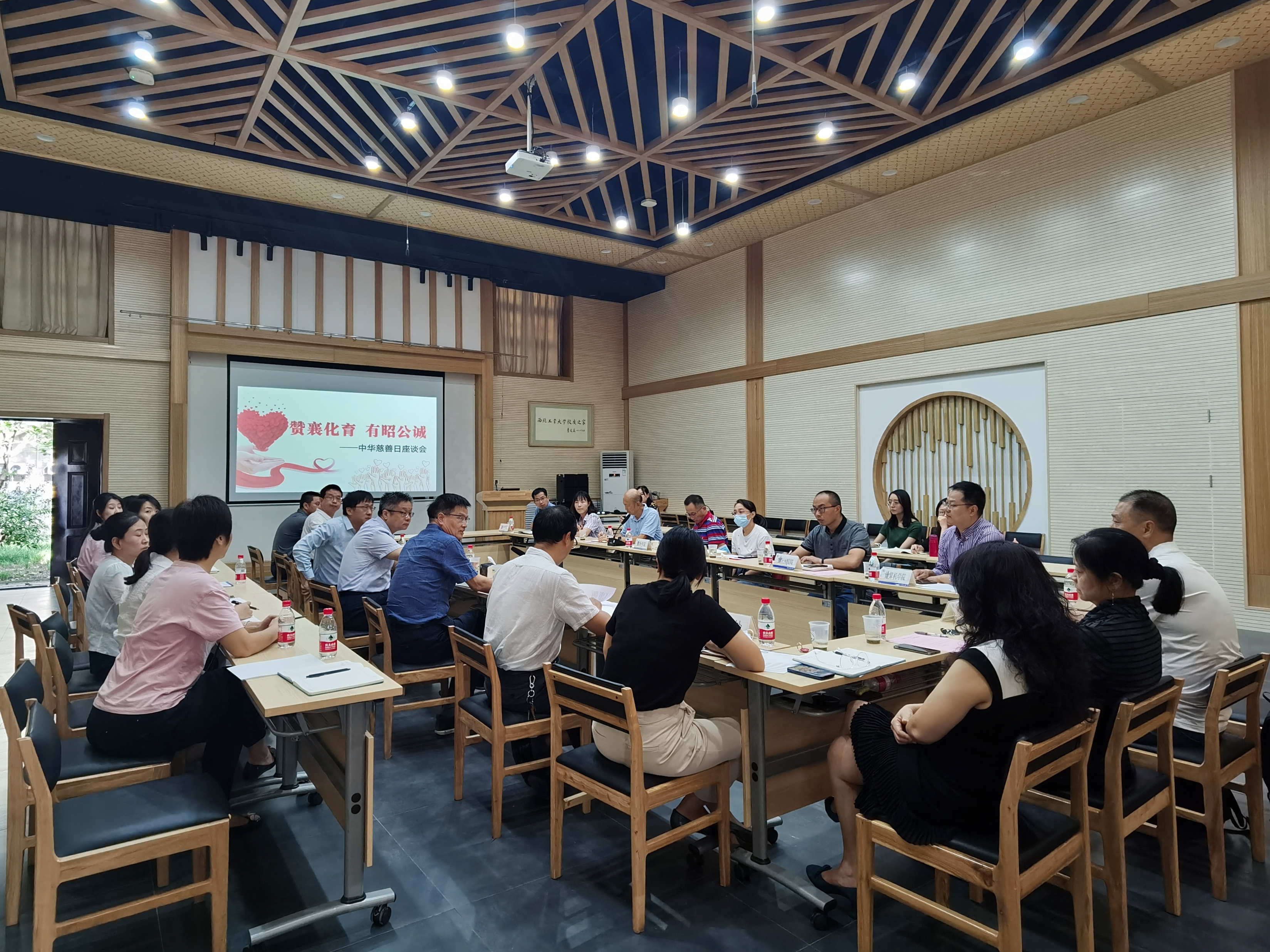 座谈会照片.jpg 座谈会照片.jpg