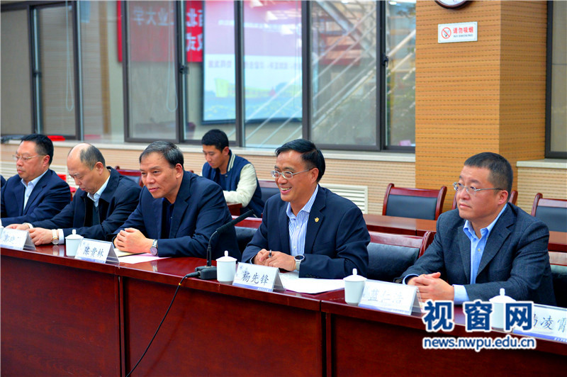 4d97193up7.jpg